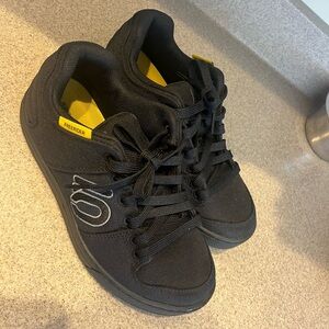 MTB shoes Five 10 freeriders 7.5 Black w/yellow like new. Worn once!